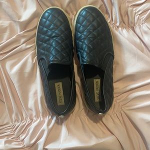Steve Madden Black Quilted slide Ons!